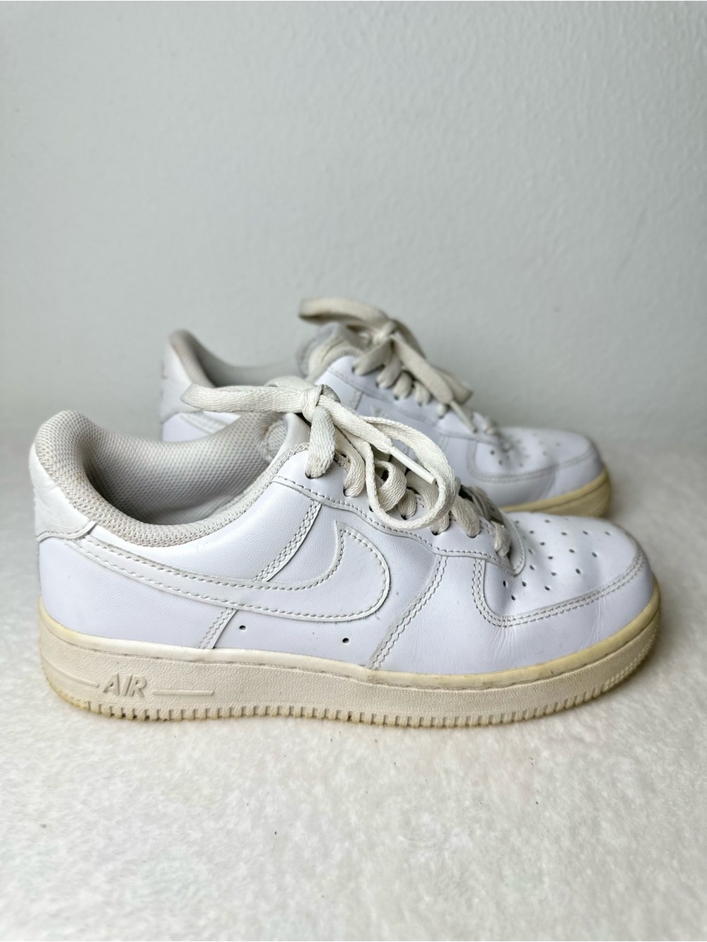Nike Women’s 6.5 White Low-Top Leather Sneakers Preppy